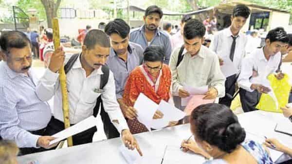 The April-June quarter registered a 61% increase in jobs on Shine’s jobs portal, compared to the preceding quarter—that is, the number of job postings went up by 1.6 times. A file photo of job fair.  (Photo: Hindustan Times)